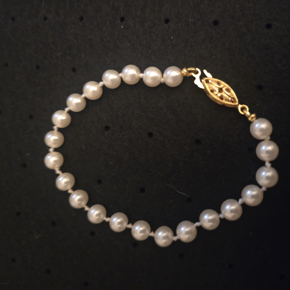 Elegant Pearl Bracelet with Gold Clasp